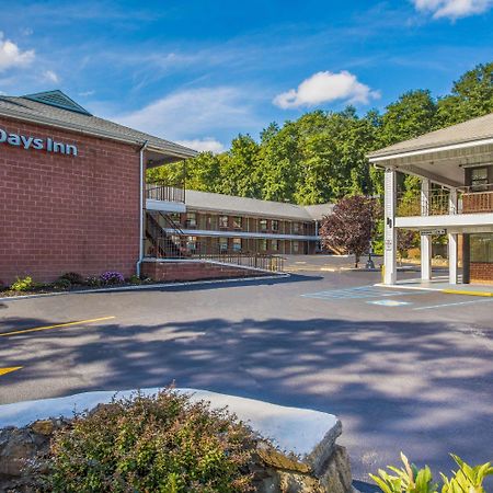 Days Inn By Wyndham Elmsford Esterno foto