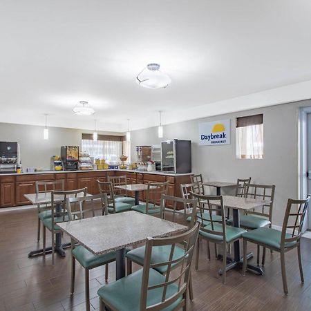 Days Inn By Wyndham Elmsford Esterno foto