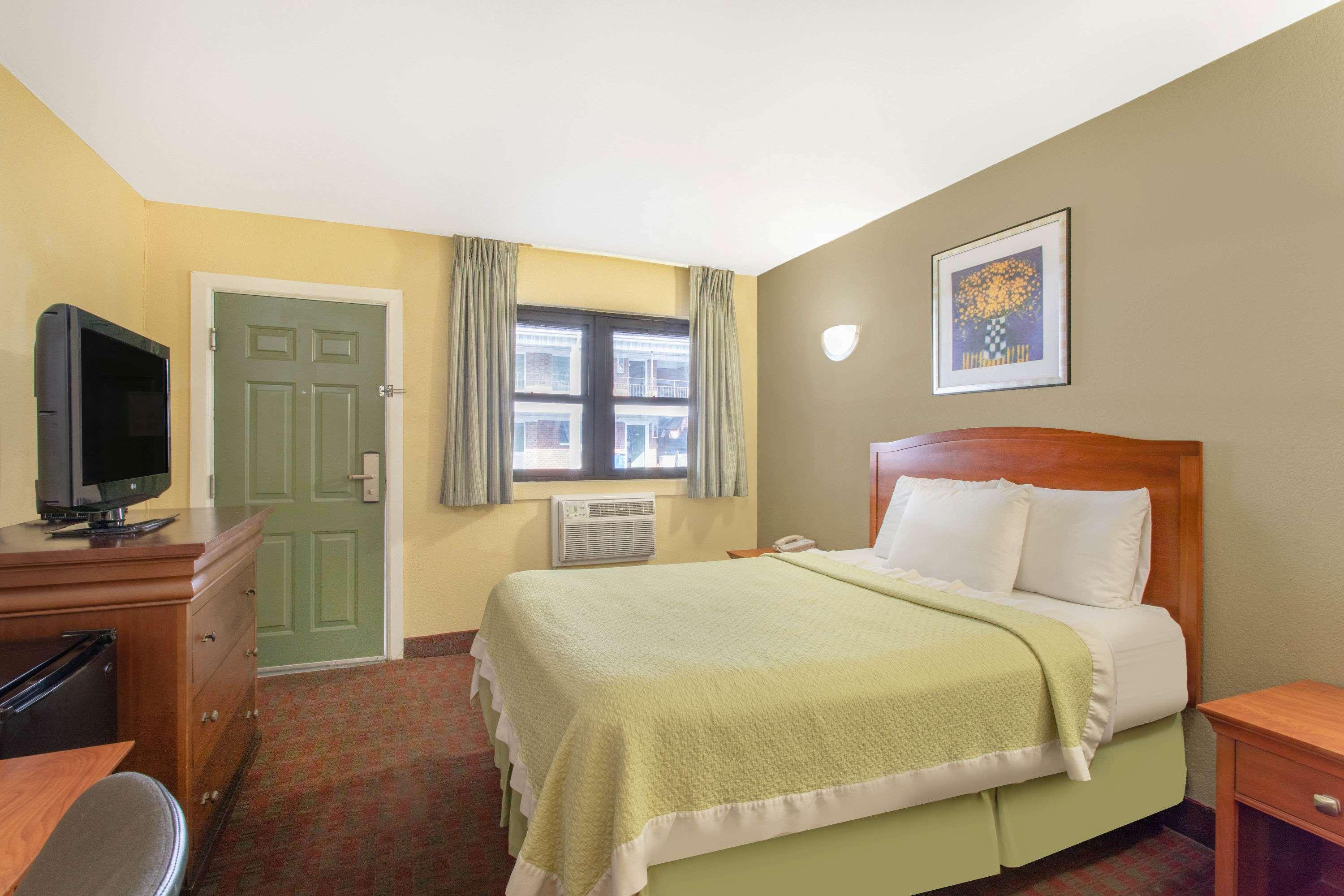 Days Inn By Wyndham Elmsford Esterno foto