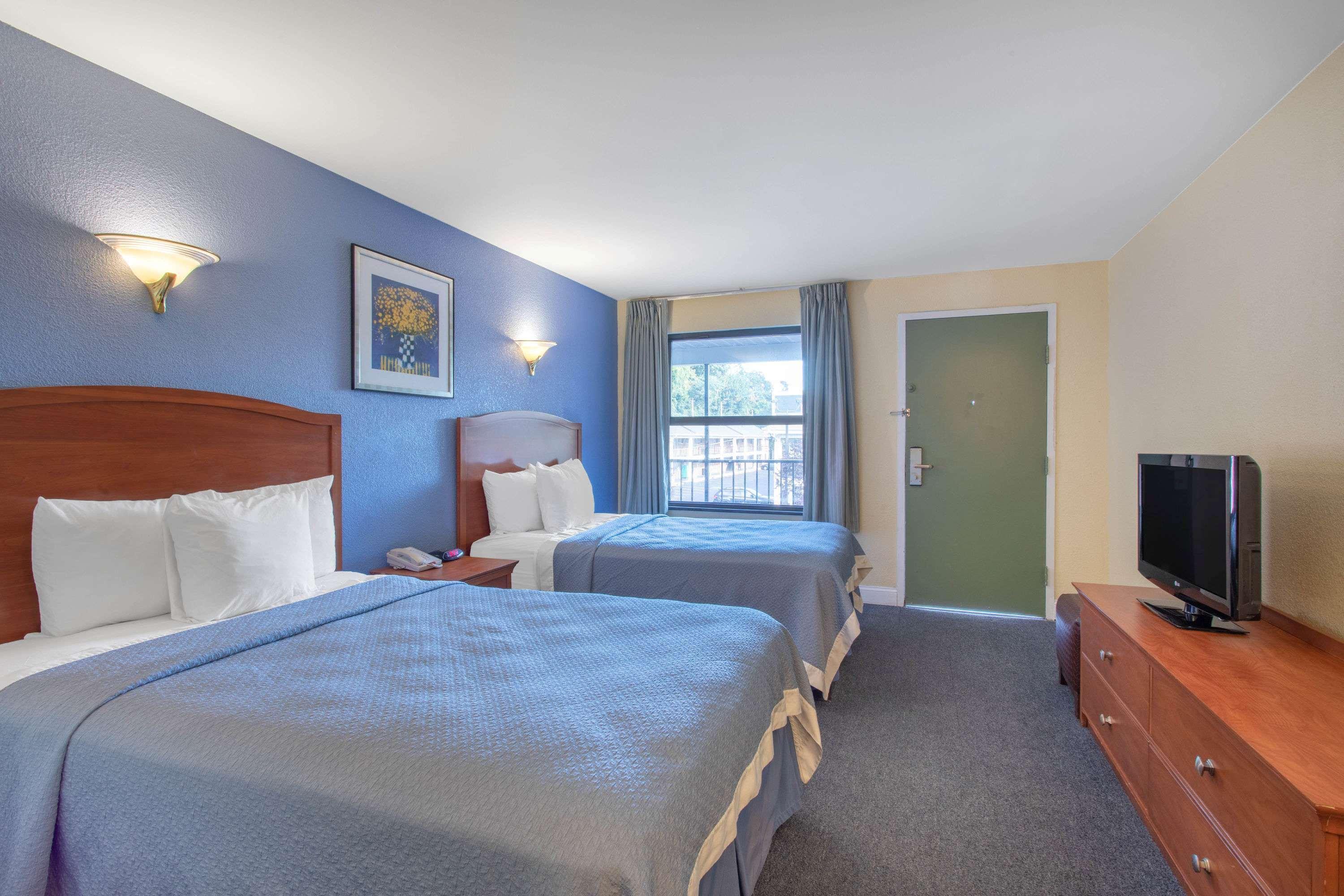 Days Inn By Wyndham Elmsford Esterno foto