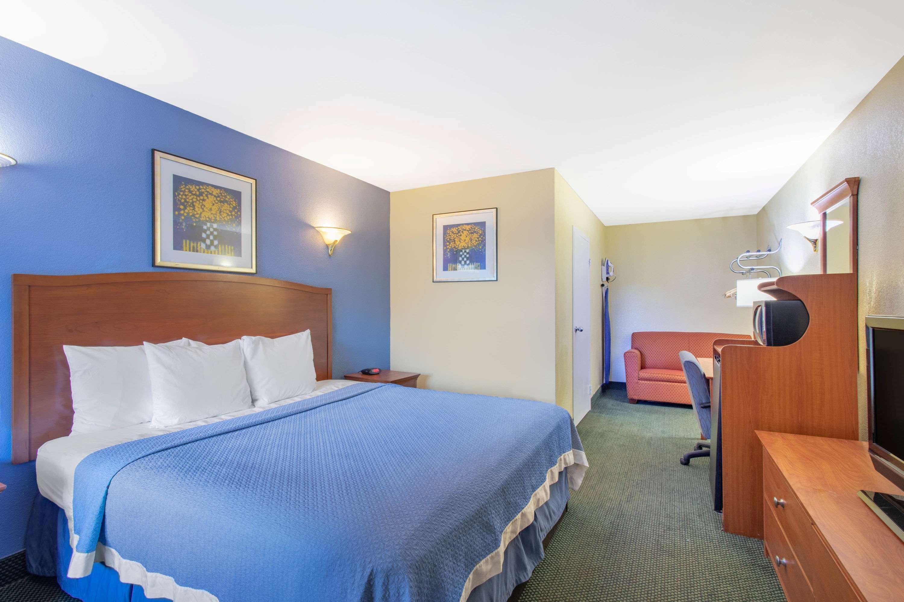 Days Inn By Wyndham Elmsford Esterno foto