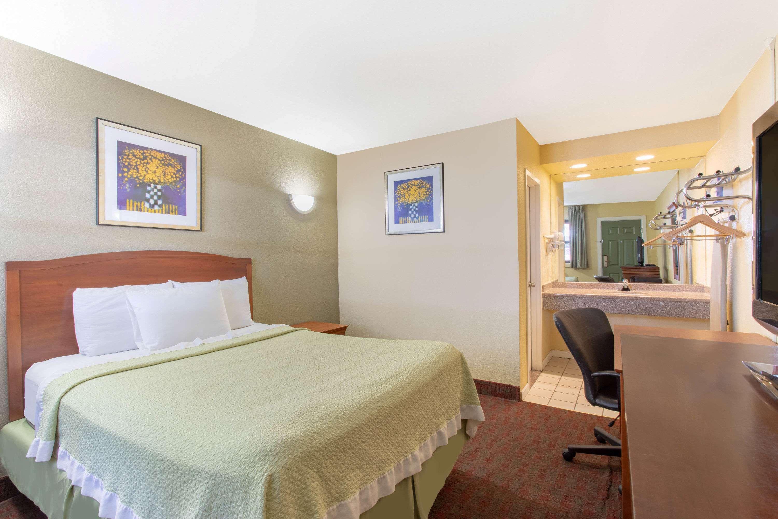 Days Inn By Wyndham Elmsford Esterno foto