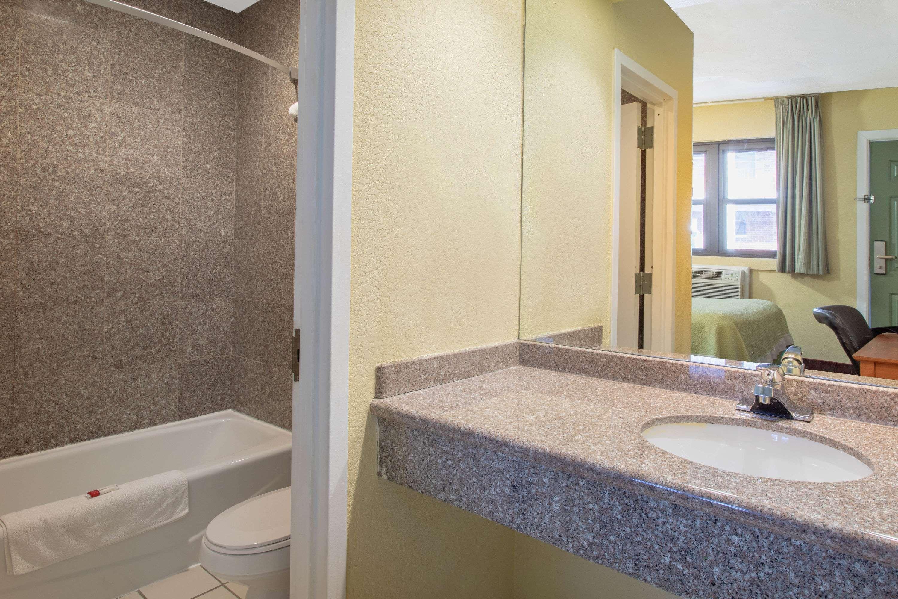 Days Inn By Wyndham Elmsford Esterno foto