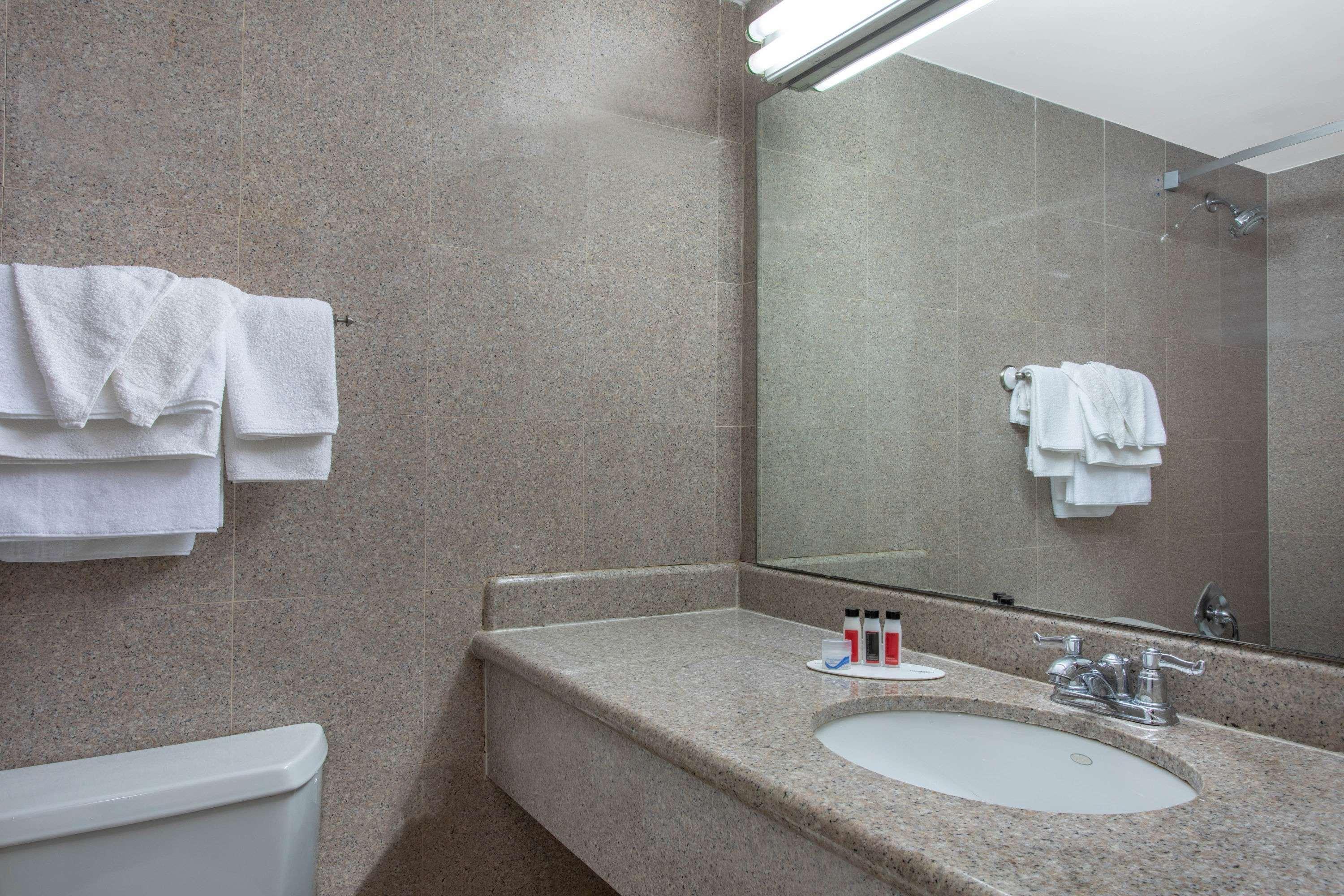 Days Inn By Wyndham Elmsford Esterno foto
