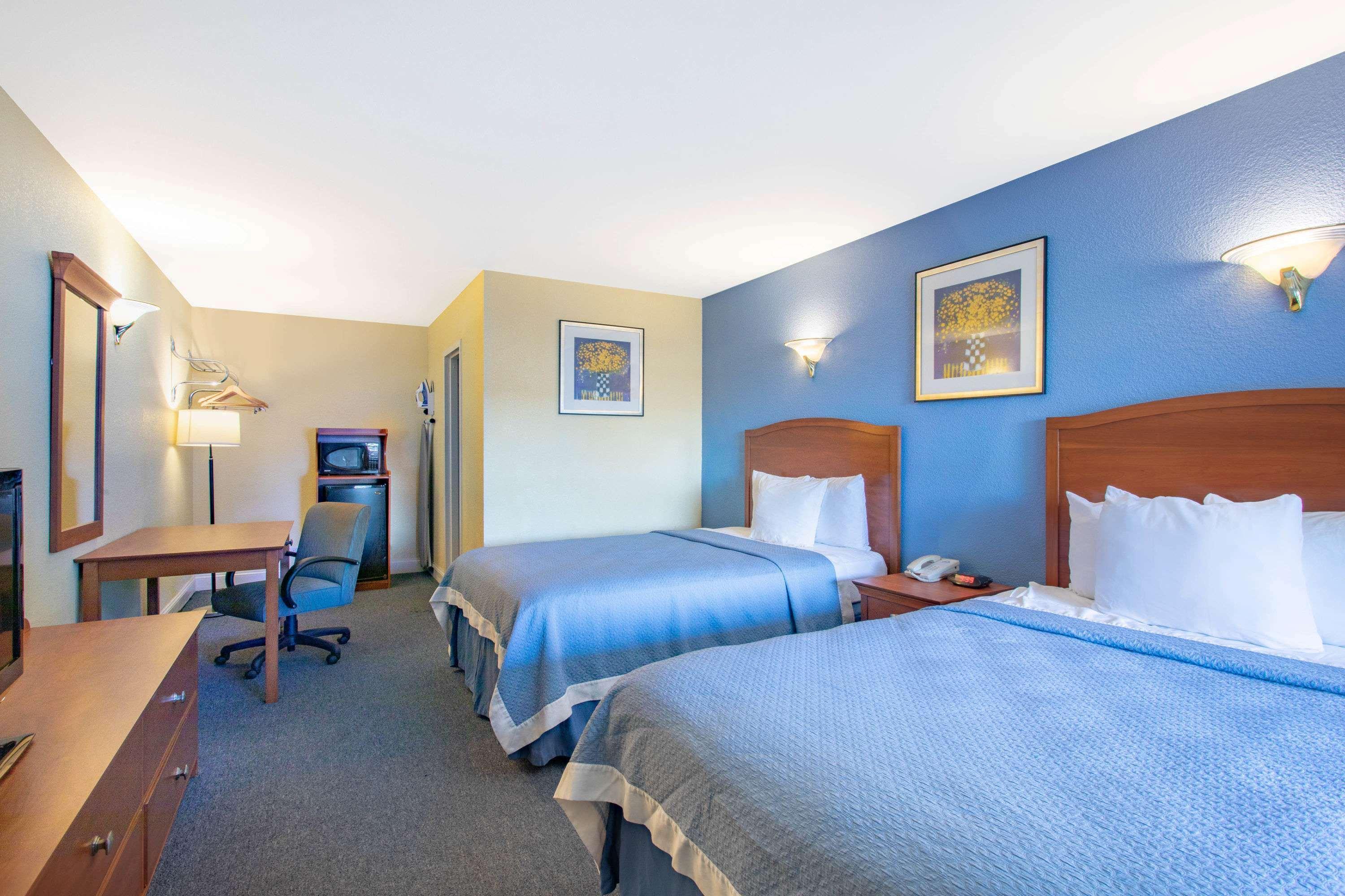 Days Inn By Wyndham Elmsford Esterno foto