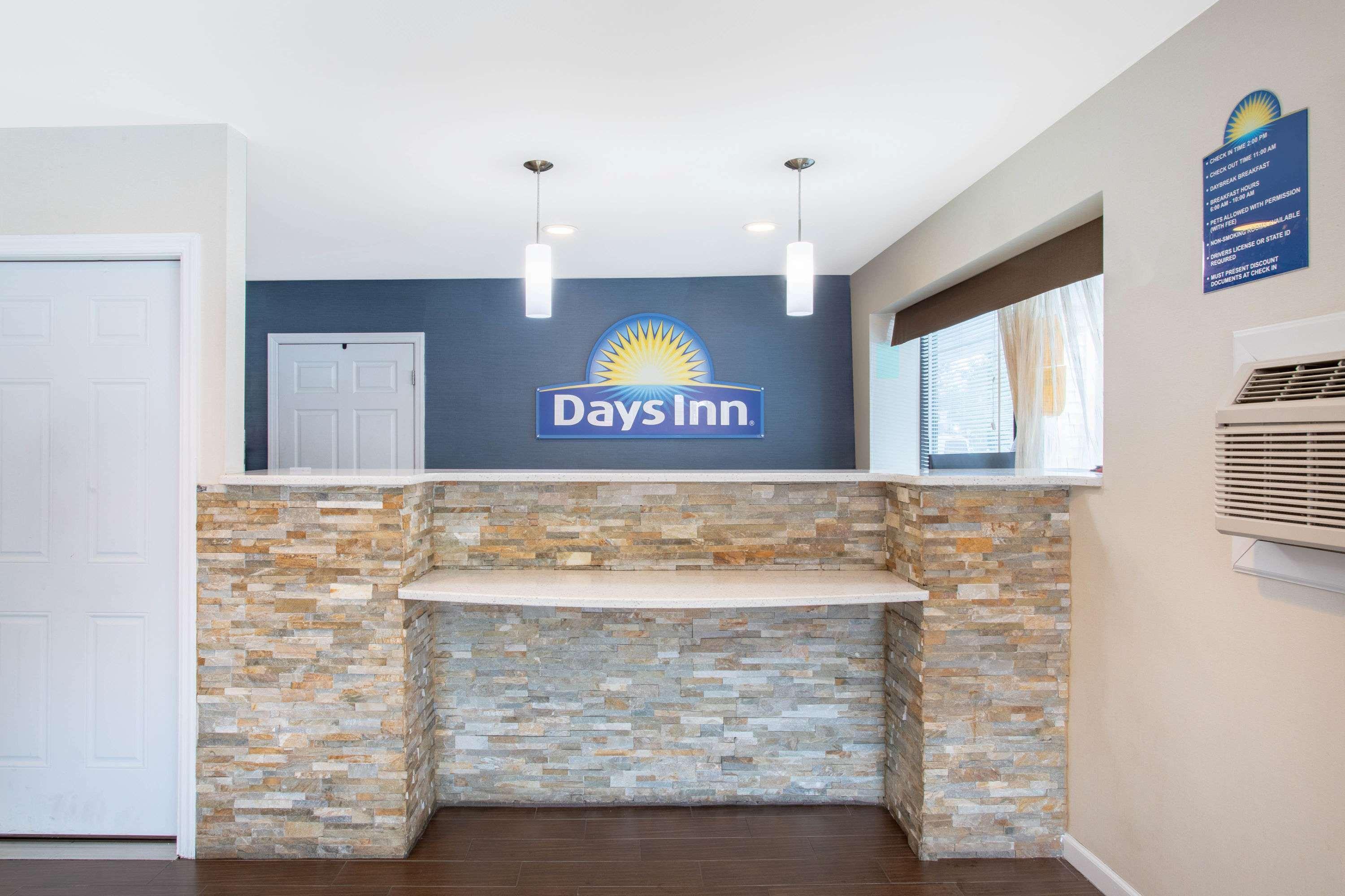 Days Inn By Wyndham Elmsford Esterno foto