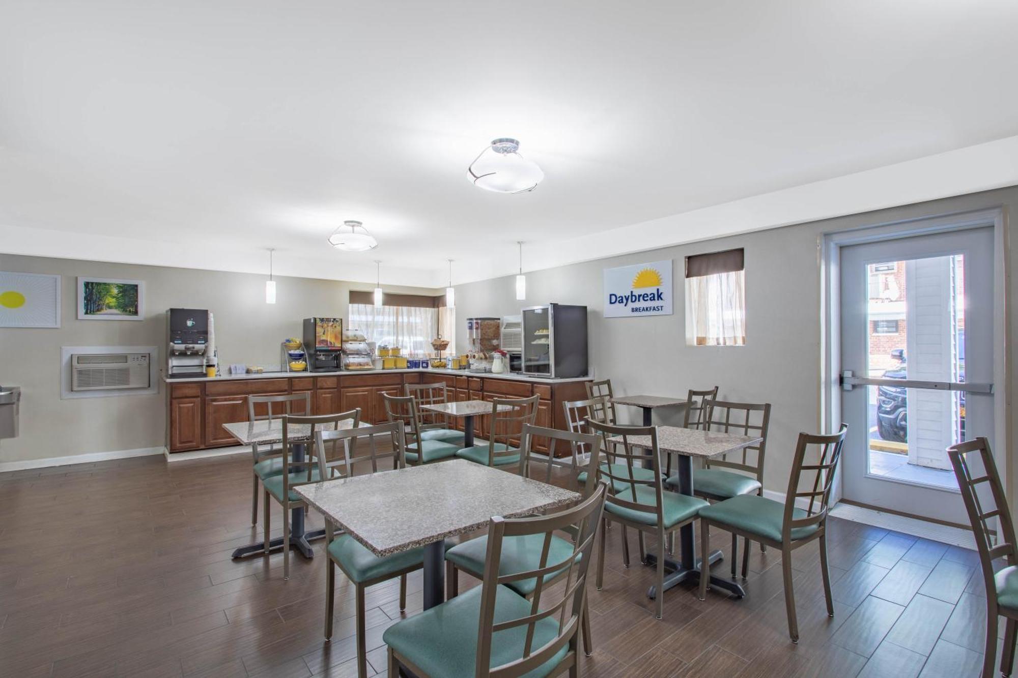 Days Inn By Wyndham Elmsford Esterno foto