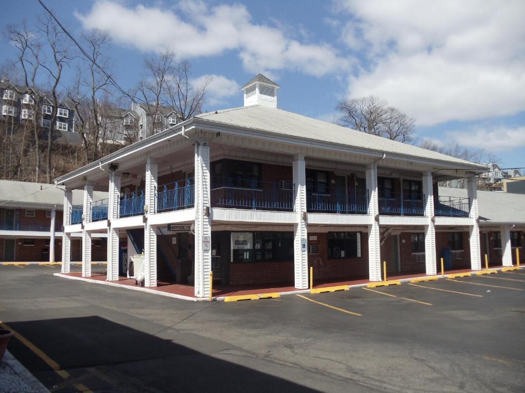 Days Inn By Wyndham Elmsford Esterno foto