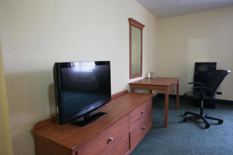 Days Inn By Wyndham Elmsford Esterno foto