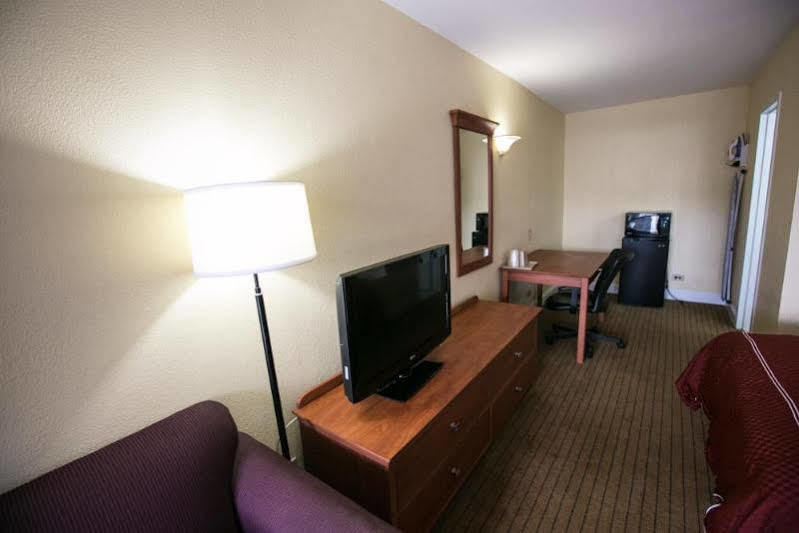Days Inn By Wyndham Elmsford Esterno foto