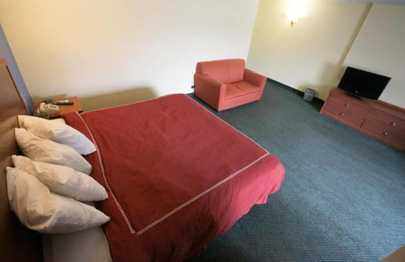 Days Inn By Wyndham Elmsford Esterno foto
